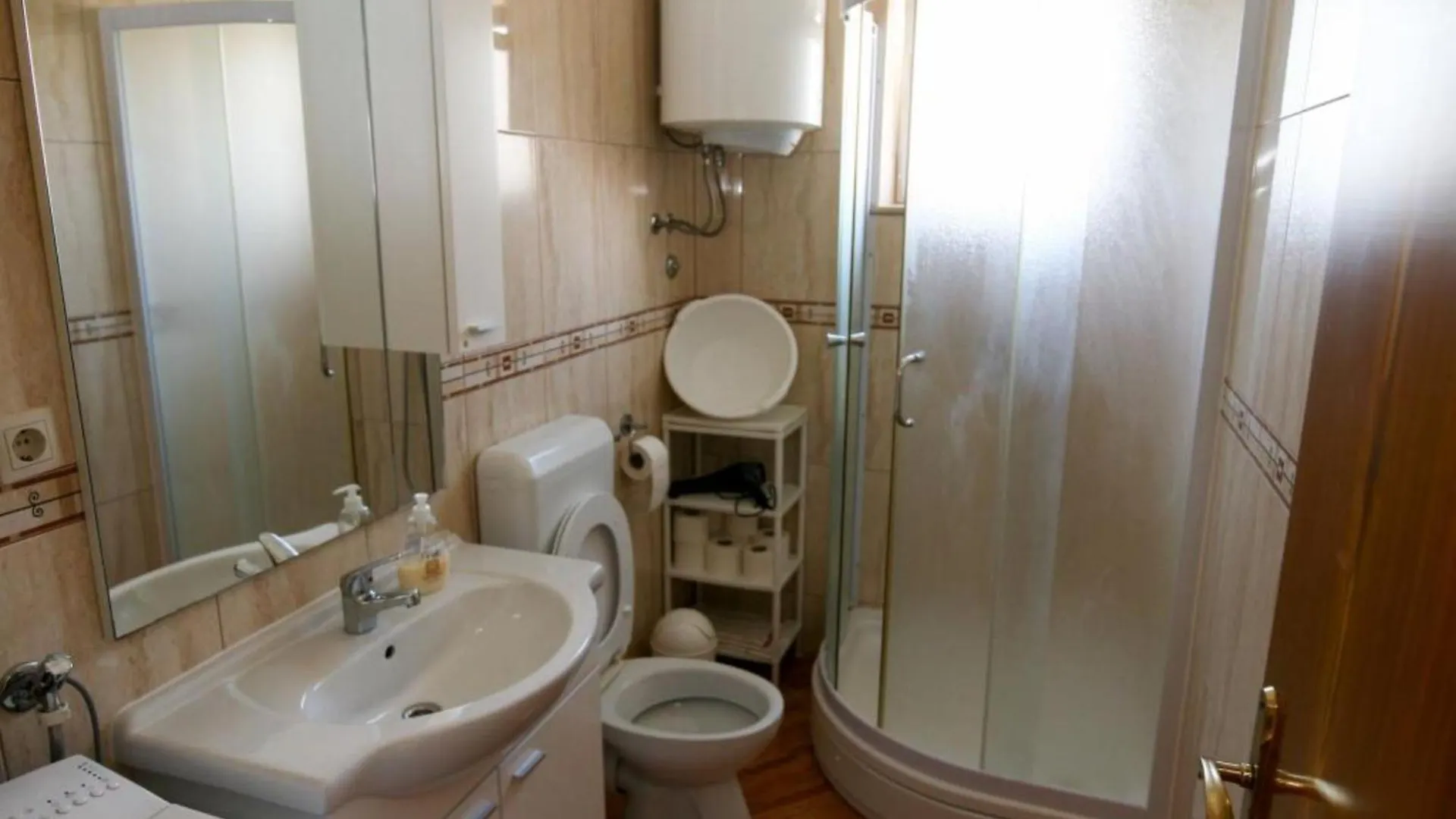 Spacious Beachfront Apartment Ciovo