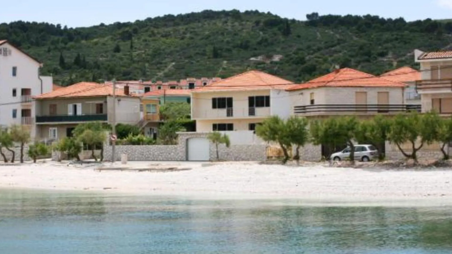 Spacious Beachfront Apartment Ciovo